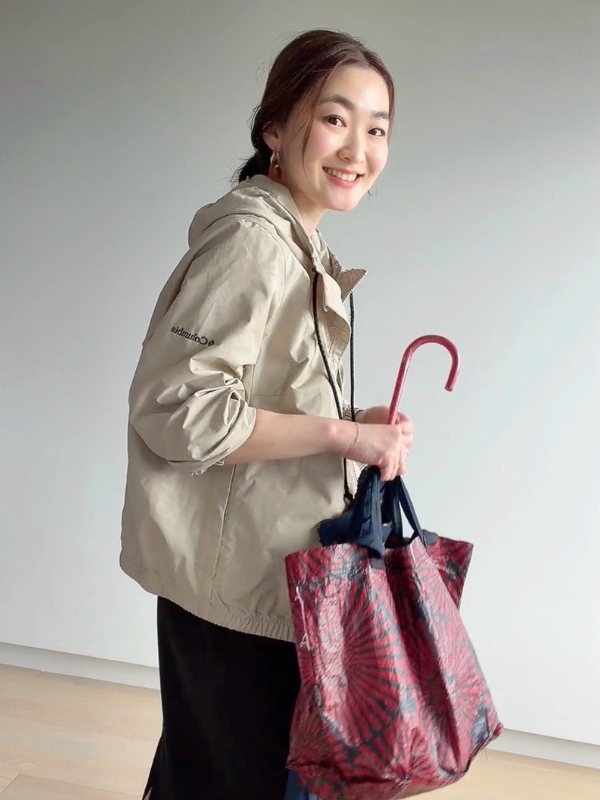 ベージュのジャケットを着た菱沼さんの写真