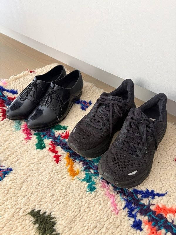 黒のシューズとスニーカーの写真