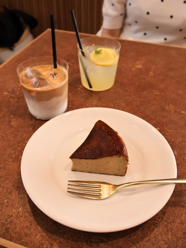 紅茶のチーズケーキの写真