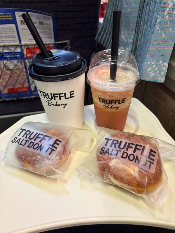 ベーカリーのコーヒーとパントの写真