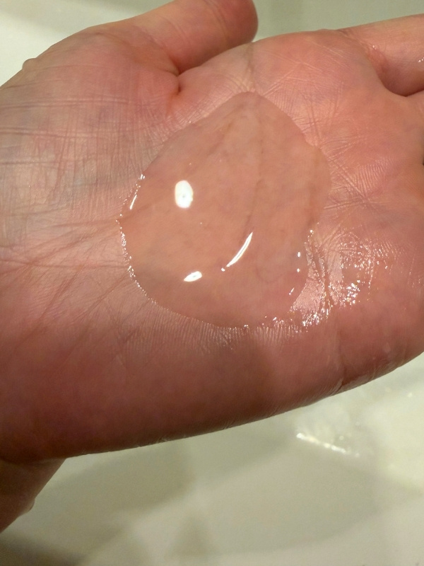 オイルを手に出している写真