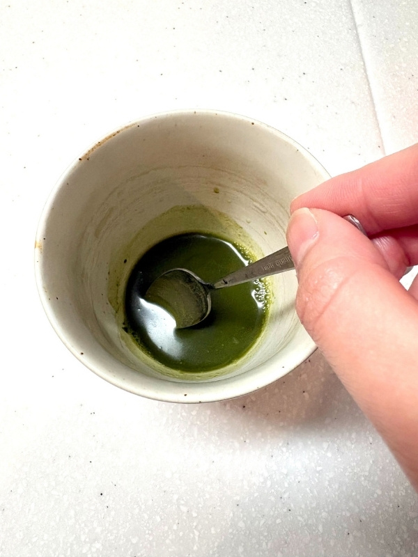 少量のお湯でパウダーをといている写真
