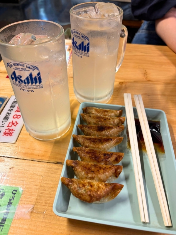 餃子とお酒の写真