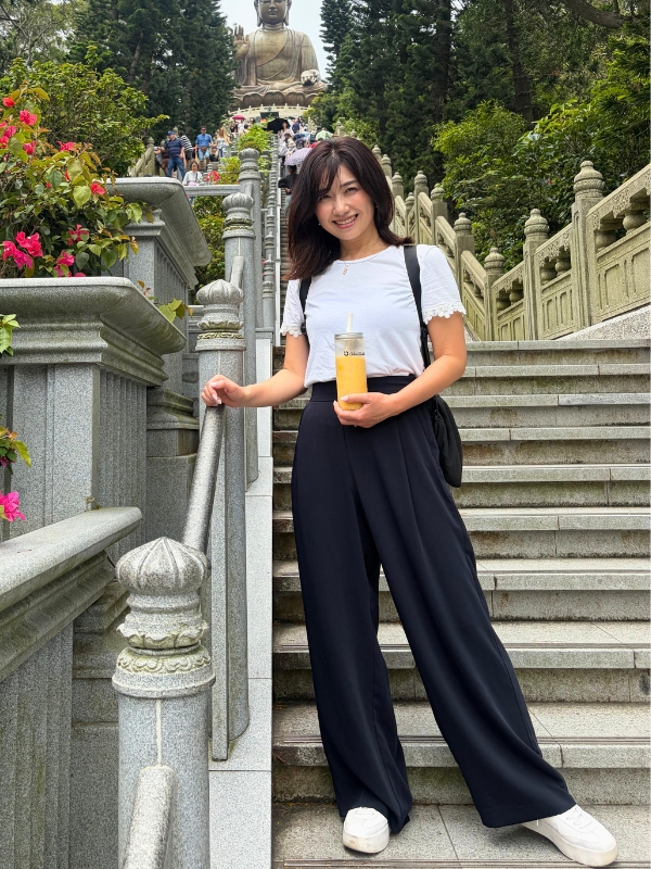 白Tシャツ×黒パンツ×白スニーカーの着こなしの写真
