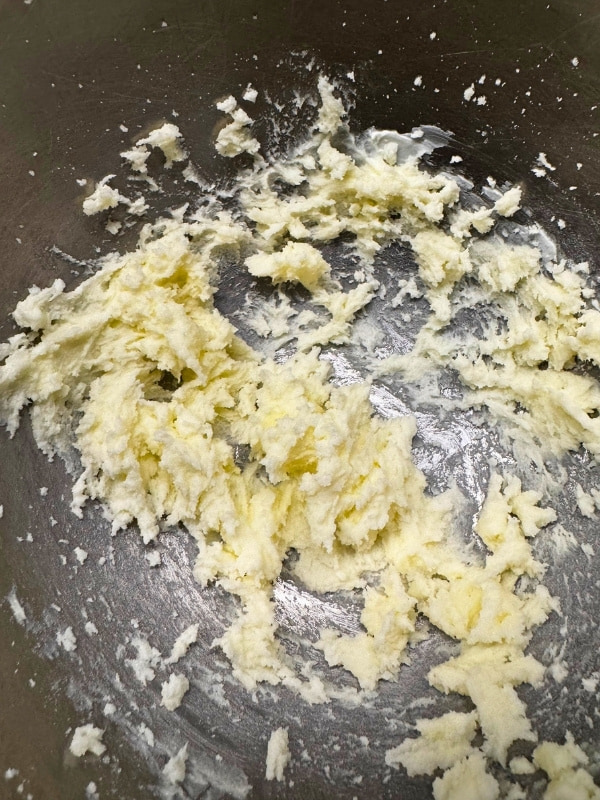 バターを撹拌している写真