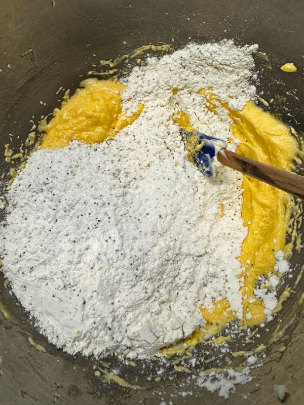 スパチュラで材料を混ぜ合わせている写真