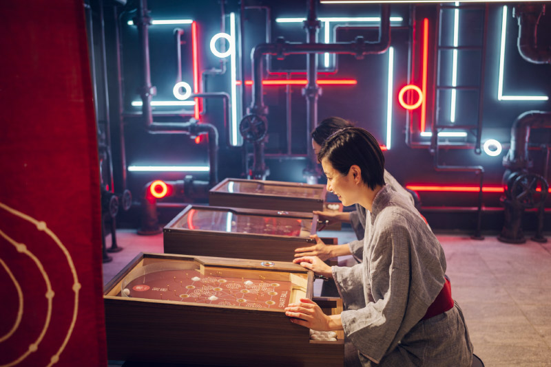 スマートボールで遊んでいる人
