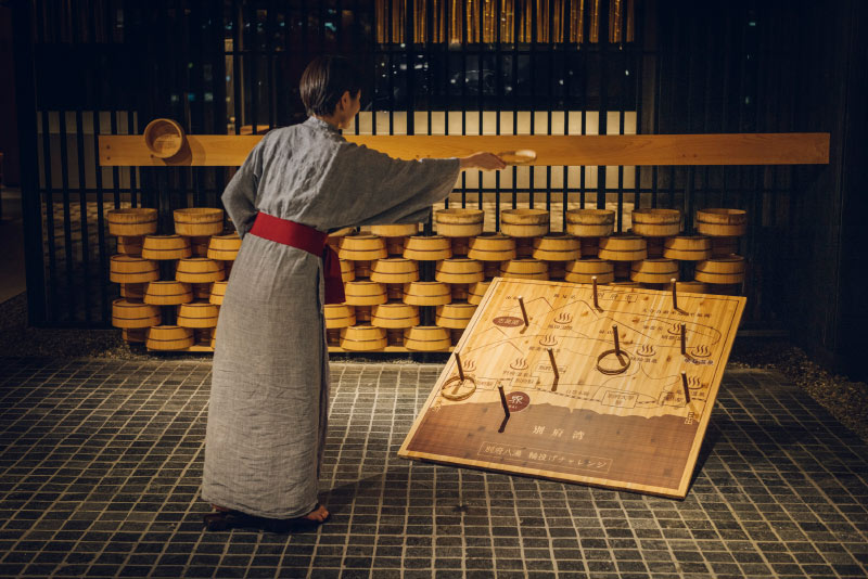 輪投げをしている人