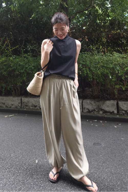 パラシュートパンツを履く宮本萌さん