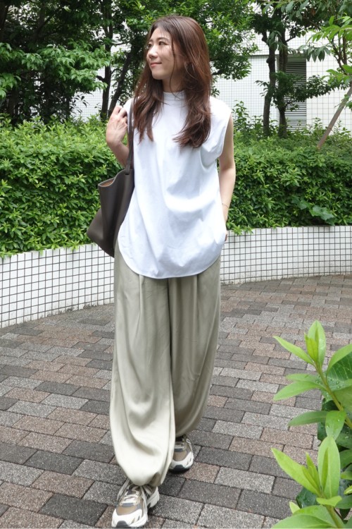 パラシュートパンツを履く宮本萌さん