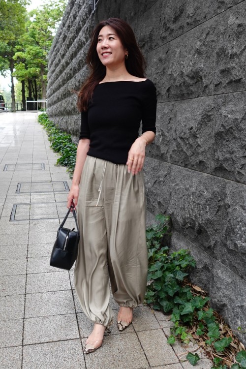 パラシュートパンツを履く宮本萌さん