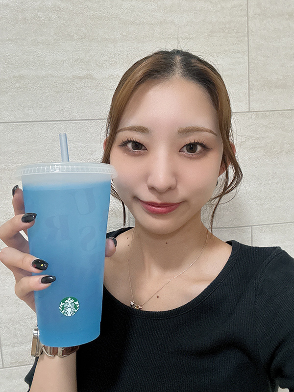 お気に入りのボトルで水分補給をする女性