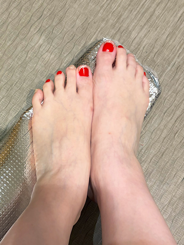 赤とゴールドのフットネイル