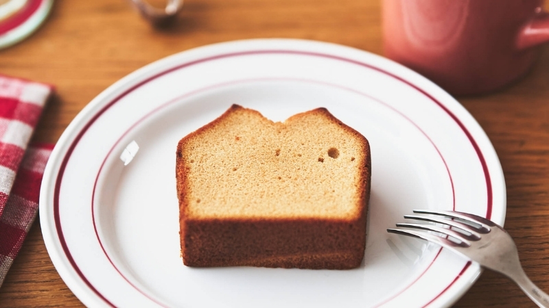 白いお皿にのったパウンドケーキの写真
