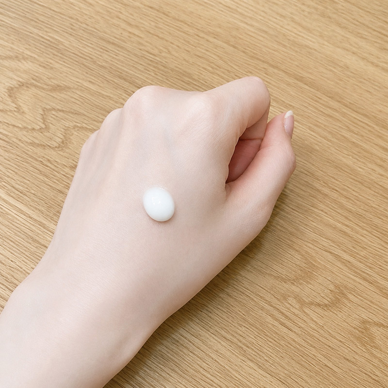 手の甲にハンドクリームをのせた様子