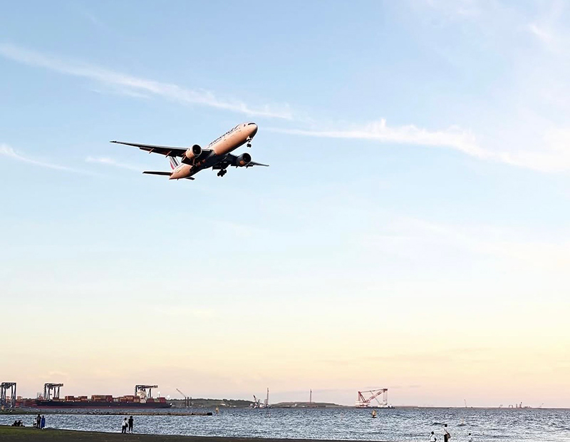 飛行機が近距離に見える浜辺