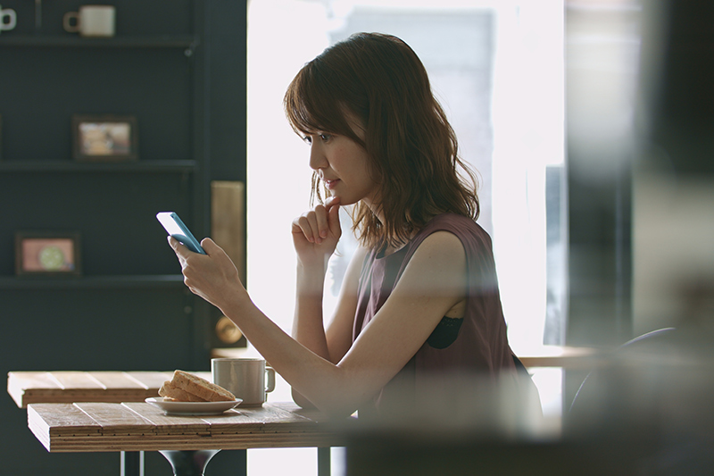 スマートフォンを見つめる女性