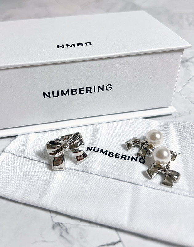 NUMBERINGのリボンモチーフのアクセサリー