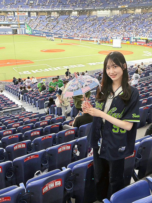 野球観戦をする女性