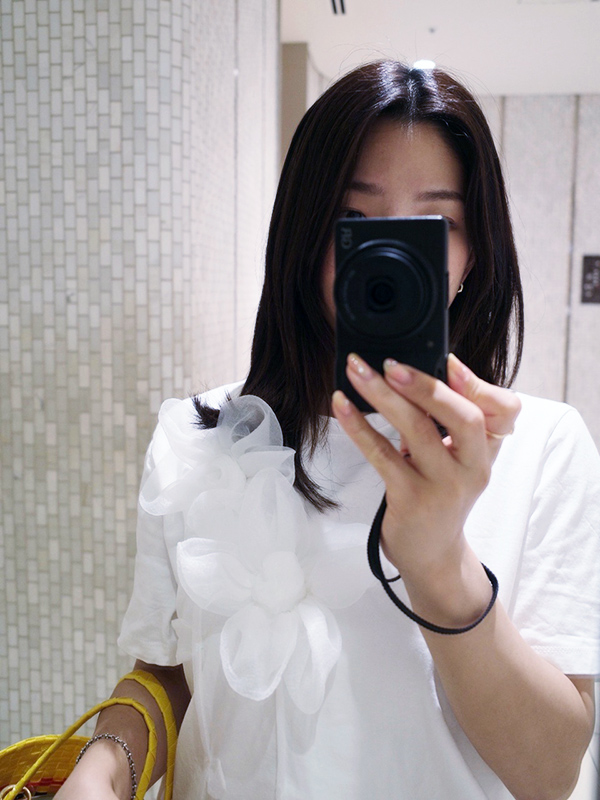 フラワーモチーフ付きの白Tシャツ