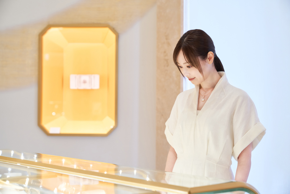 ショーケースを眺める福原遥さん
