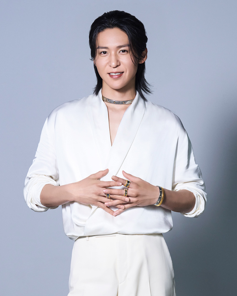 ホワイトコーデの目黒蓮さん