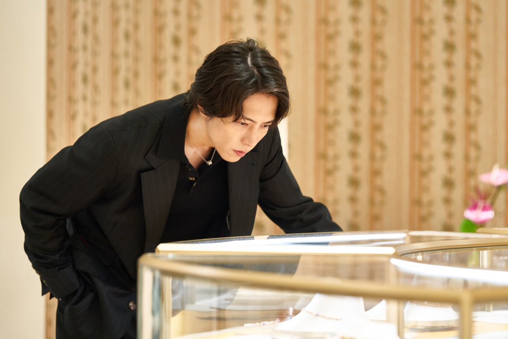 ショーケースを眺める山下智久さん