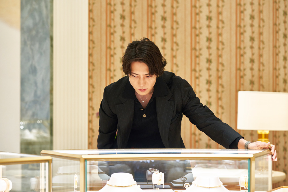 ショーケースを眺める山下智久さん