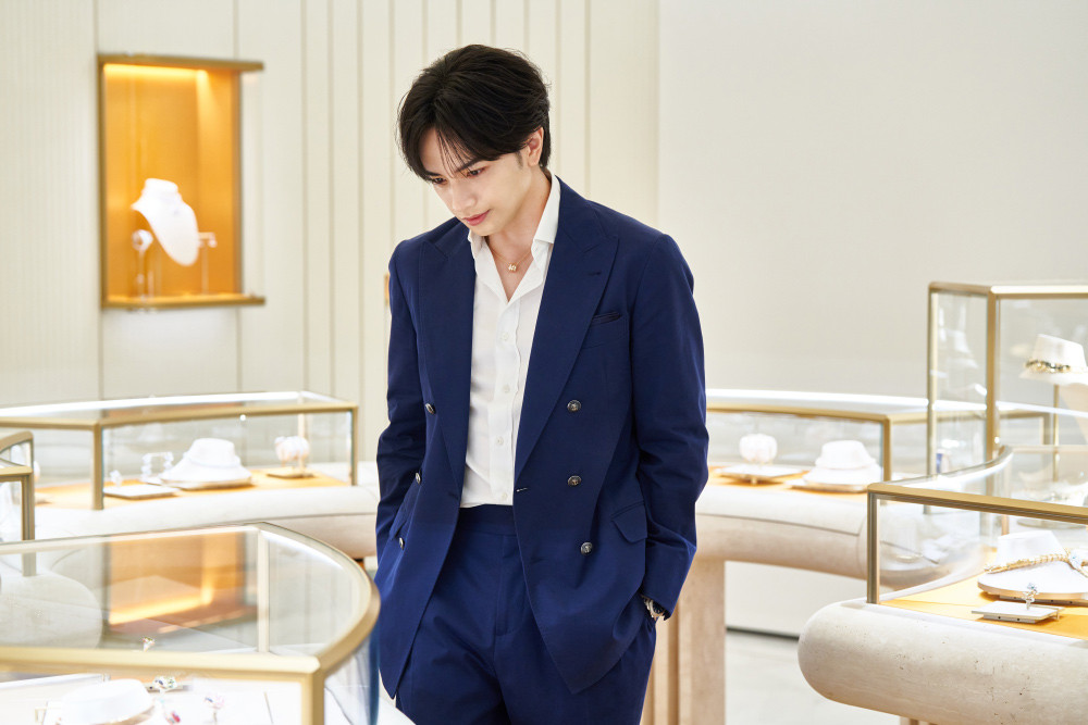 ショーケースを眺める中島健人さん