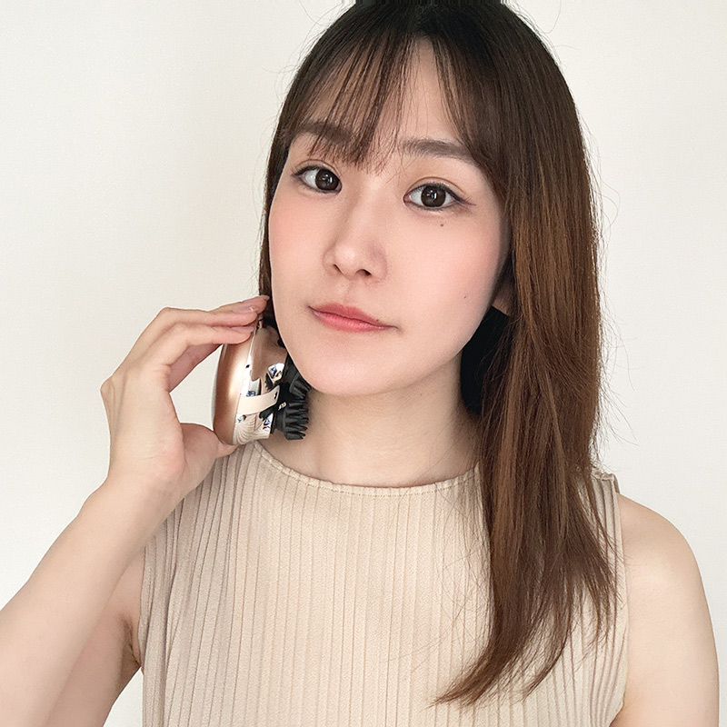 ZOGANKIN SCALPでケアする女性