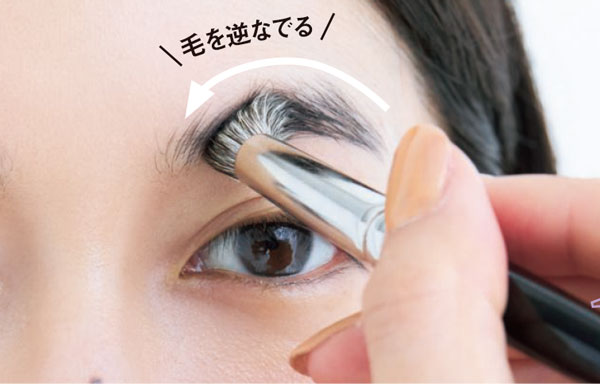 ブラシで眉を逆撫でる