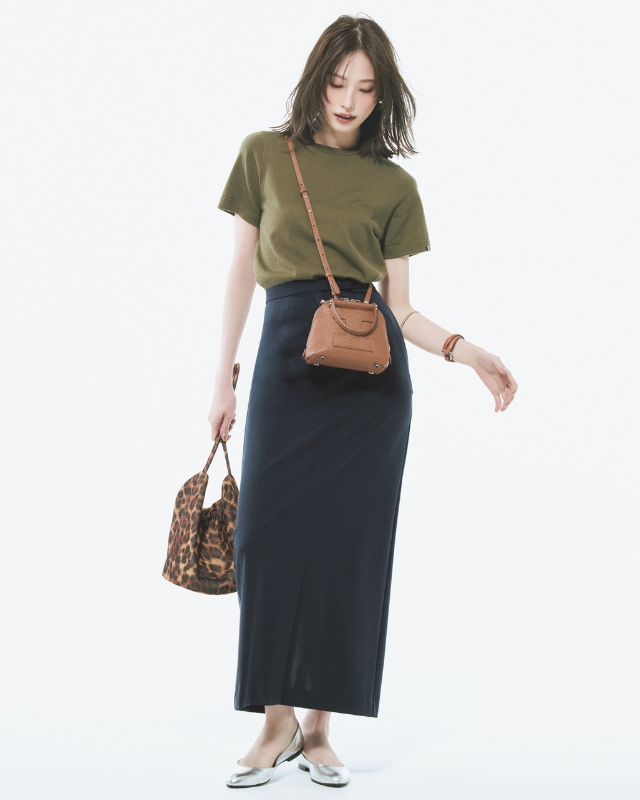 カーキのニットTシャツ×黒タイトスカート×シルバーのフラットパンプスコーデ