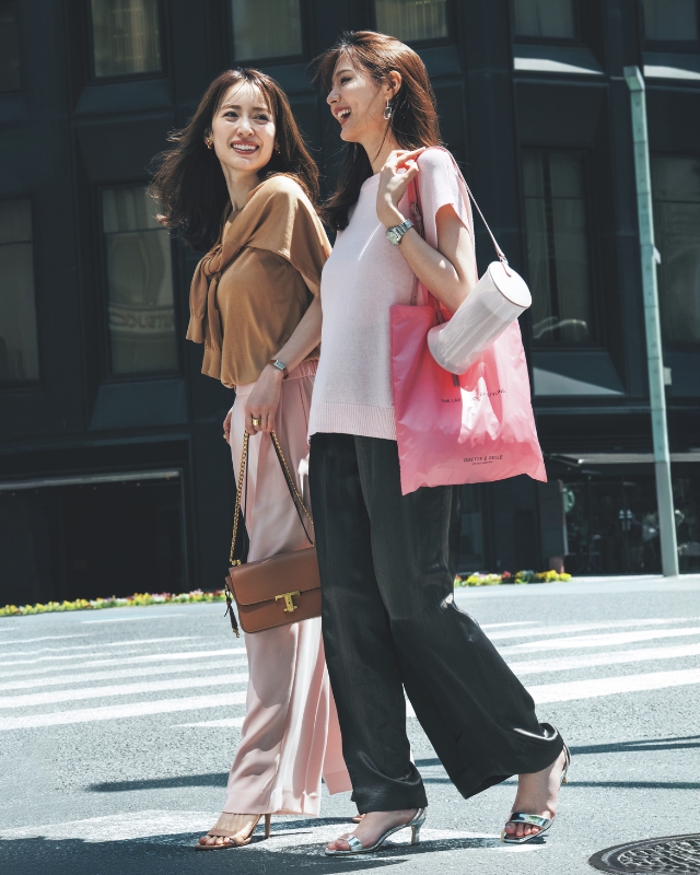 左のコーデ:キャメルアンサンブル×ピンクワイドパンツ×ベージュサンダルコーデ 右のコーデ:パステルピンクの半袖ニット×黒ワイドパンツ×ピンクトートバッグ×シルバーサンダルコーデ