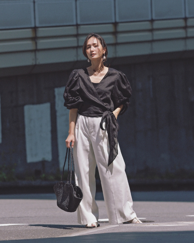 黒のカシュクールバルーン袖ブラウス×白のワイドパンツ×白グルカサンダルコーデ