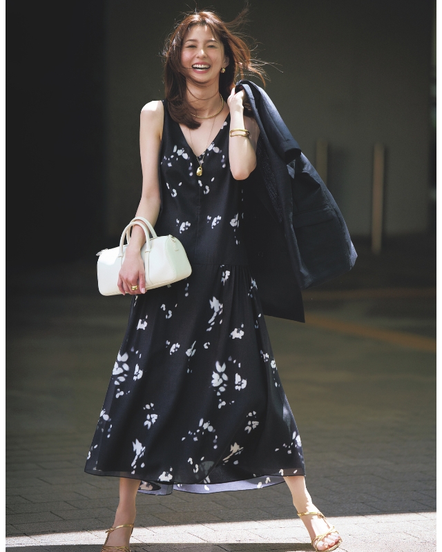 黒地に白の花柄ワンピース×ゴールドサンダルコーデ