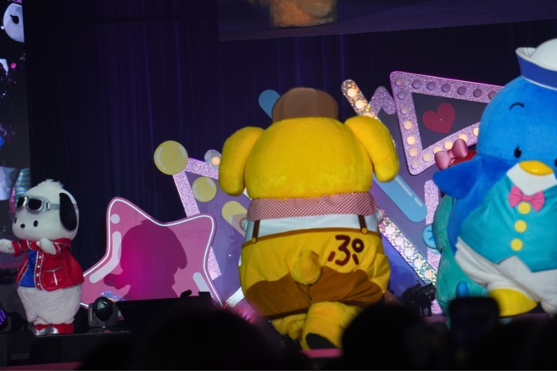 ポムポムプリンの後姿の写真。右上に「ぷ」と書かれたかぼちゃパンツをはいている