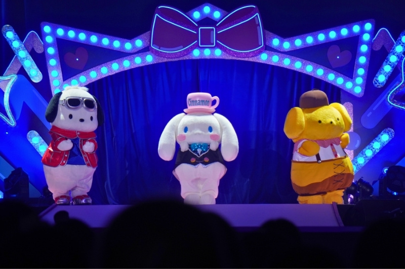 ポチャッコ、シナモロール、ポムポムプリンが立っている写真