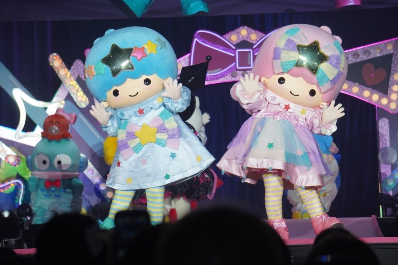踊るキキとララの写真