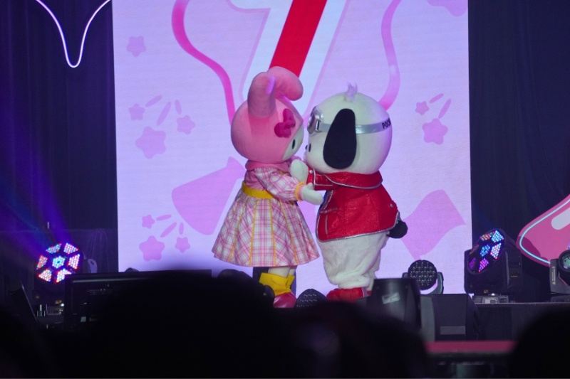 ポチャッコと手を取り合うマイメロディの写真