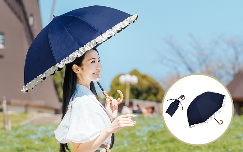ネイビーの日傘をさしている人の写真