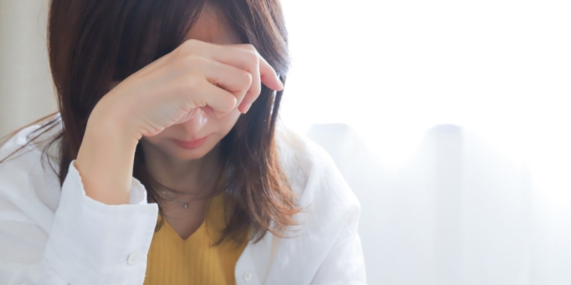 落ち込む女性の写真