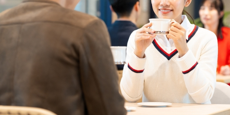 カフェで談笑する男女の写真