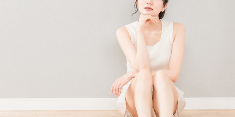 考える女性の写真