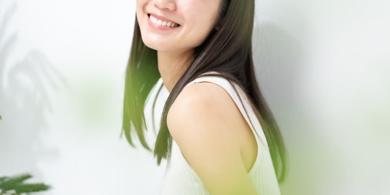 爽やかな笑顔の女性の写真