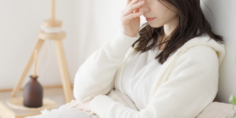 悩む女性の写真