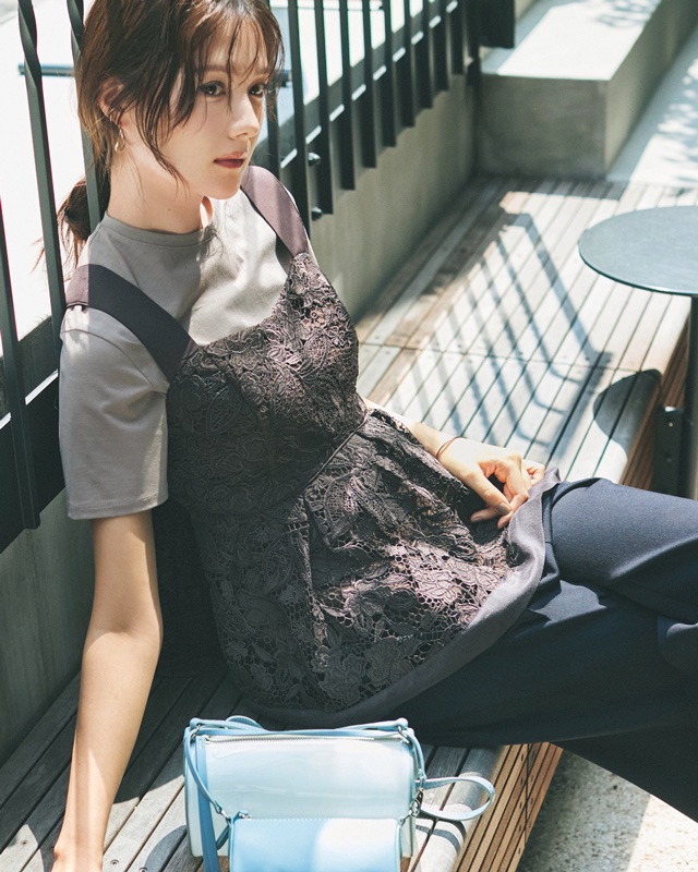Tシャツ×レースビスチェコーデ