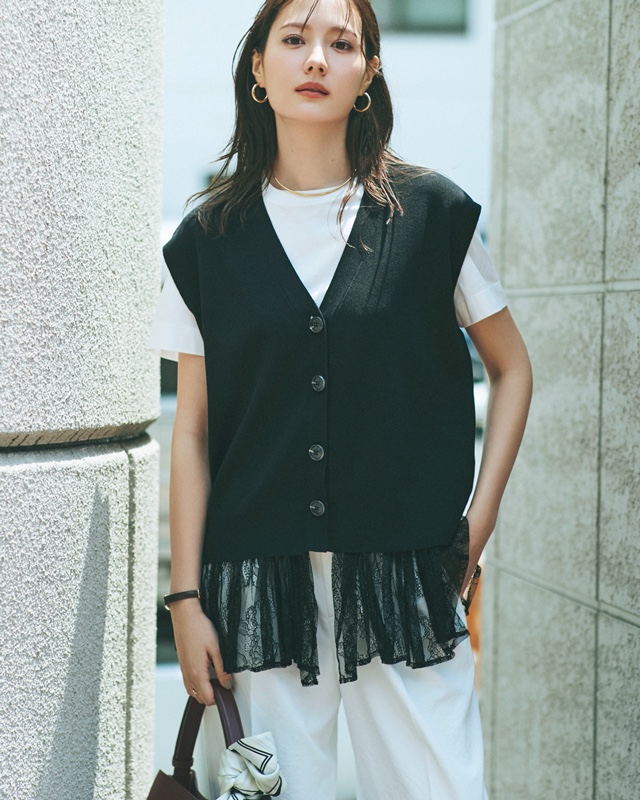 Tシャツ×ニットベスト
