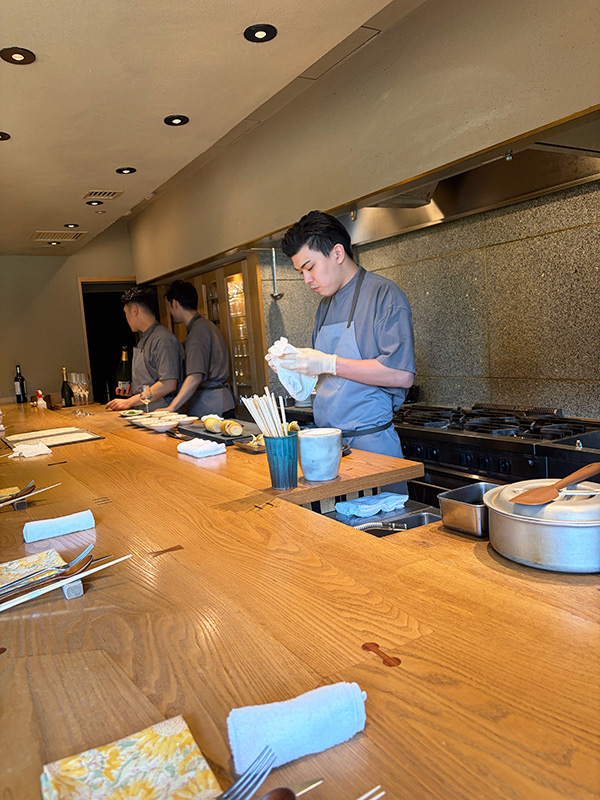 食堂acaの店内