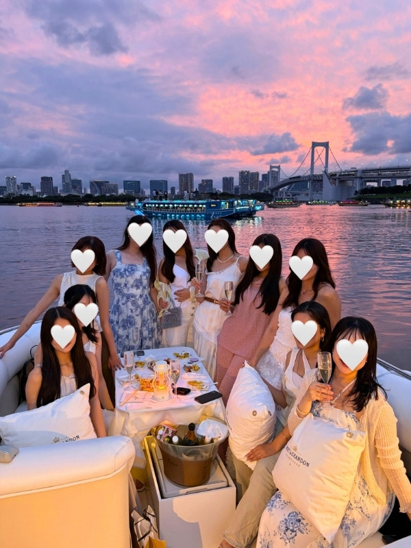 夕焼けをバックに撮影した集合写真