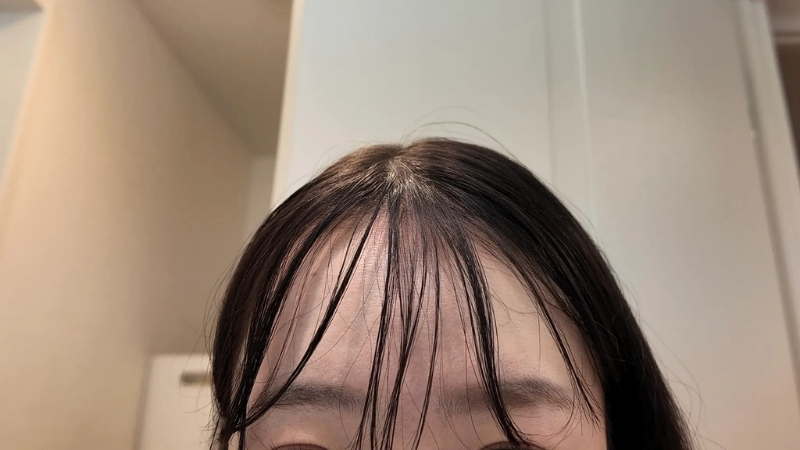 パウダーをはたく前の前髪の写真